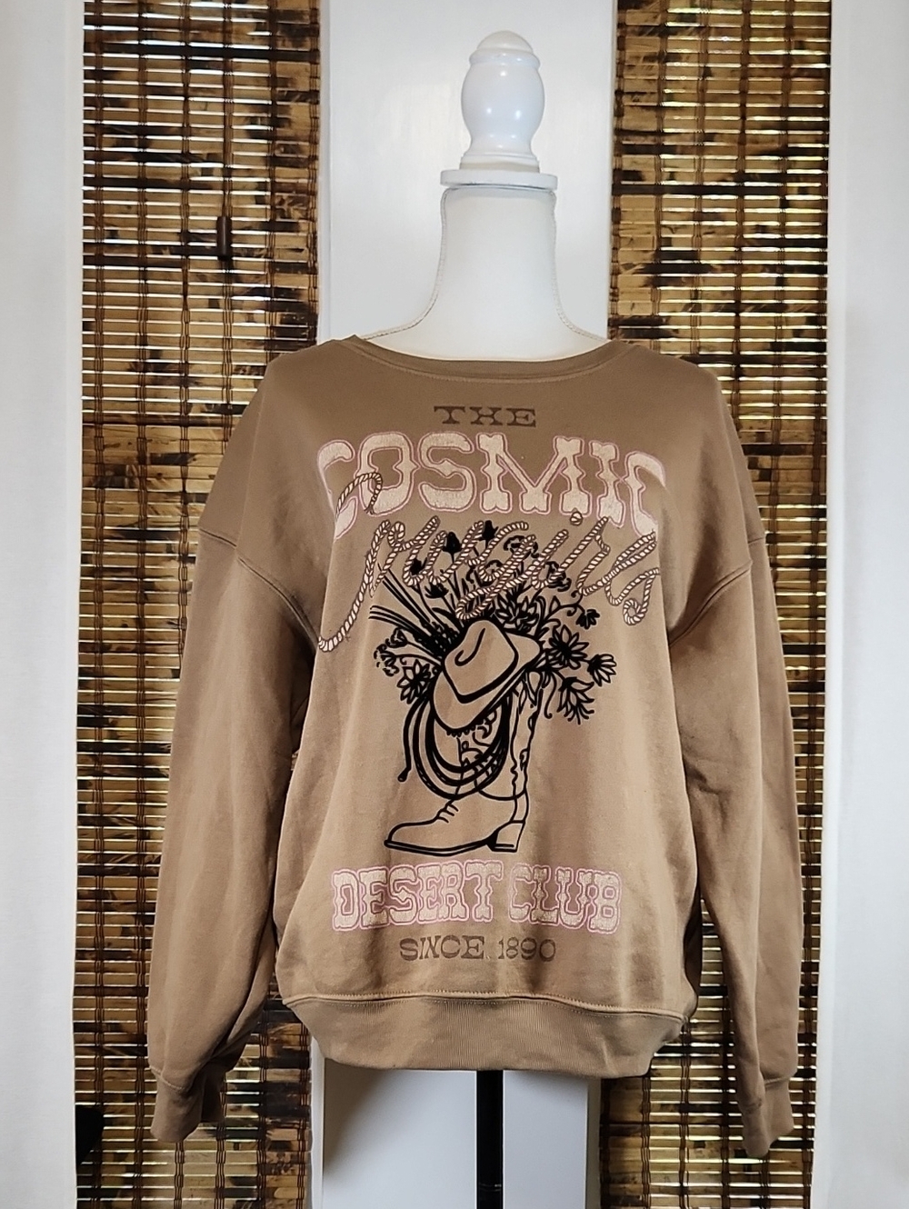 ✨ Giddy up in style with this ultra-cozy graphic sweatshirt! ✨